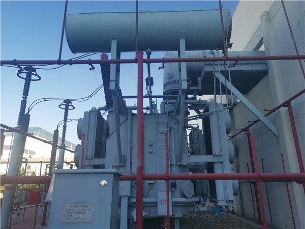 我公司承接龍口南山集團(tuán)SFP11-400000/220KVA超高壓電力變壓器維護(hù)保養(yǎng)現(xiàn)場(chǎng)。